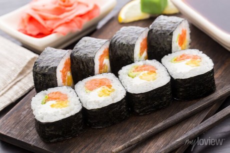sushi-zavitky-s-lososem-a-zeleninou-700-34678011